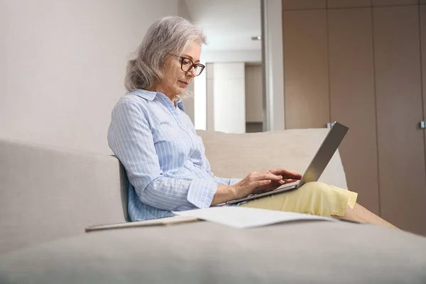 Nette Großmutter Arbeitet Hause Auf Der Couch Laptop Sie Studiert — Stockfoto