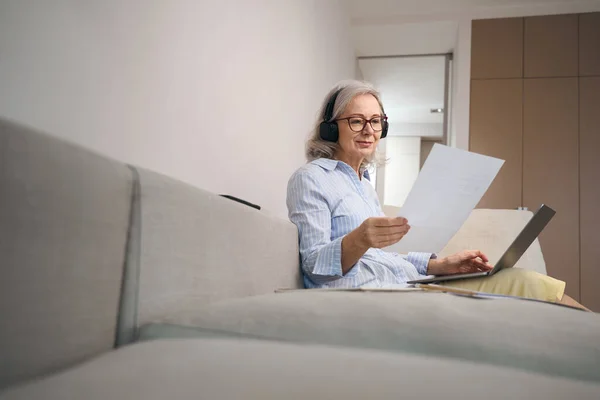 Nette Großmutter Studiert Fernstudium Hause Auf Der Couch Sie Hat — Stockfoto