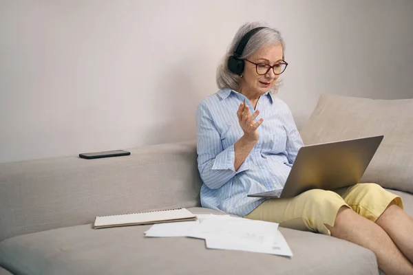 Aktive Großmutter Studiert Online Kurse Hause Auf Der Couch Sie — Stockfoto