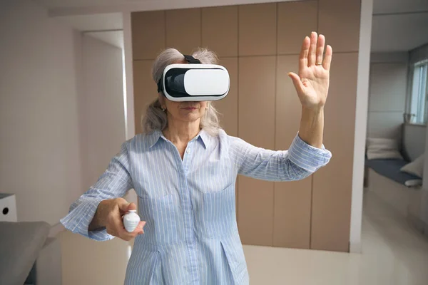 Pensionista Moderno Fica Sala Estar Óculos Realidade Virtual Ela Tem — Fotografia de Stock