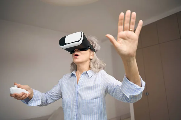 Avó Moderna Casa Óculos Realidade Virtual Ela Está Realidade — Fotografia de Stock