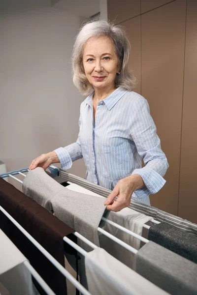 Lächelnde Rentnerin Hängt Wäsche Nach Dem Waschen Wäschetrockner Auf Frau — Stockfoto