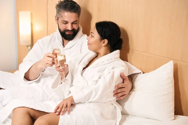 Gelukkig Jong Man Zijn Vrouwelijke Metgezel Klinkende Glazen Champagne Bed — Stockfoto