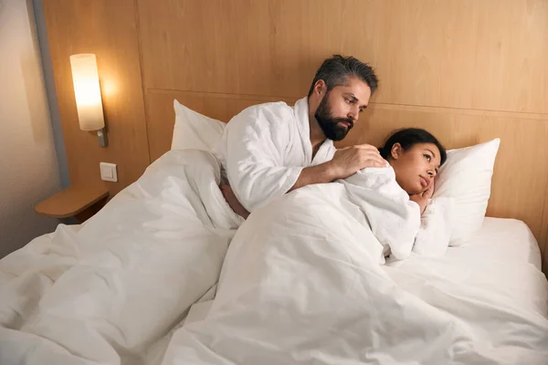 침대에 남자의 발정난 친구의 어깨를 만지는 — 스톡 사진