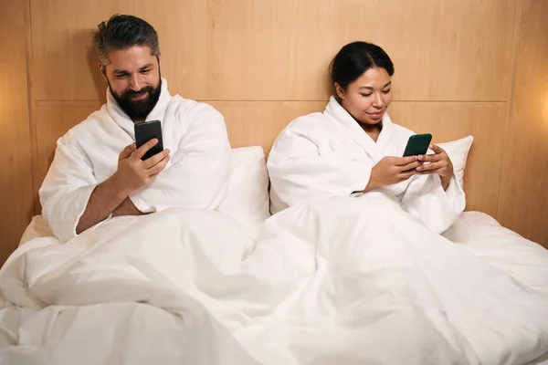 Homme Femme Souriants Utilisant Leur Téléphone Portable Tout Étant Couchés — Photo