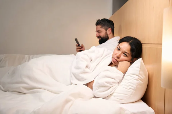 즐거운 동거인 휴대폰을 침대에 우울증에 — 스톡 사진