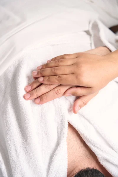 Обрезанное Фото Романтической Женщины Касающейся Руки Мужчины Лежащего Постели — стоковое фото