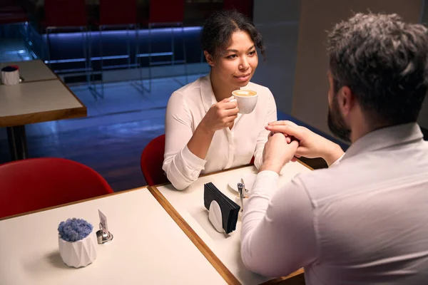 Romantische Vrouw Met Kopje Cappuccino Man Hand Hand Aan Tafel — Stockfoto