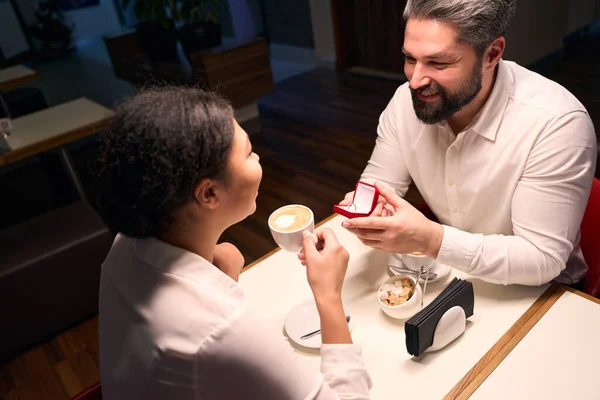 Man Liefde Geven Verlovingsring Naar Zijn Vriendin Aan Cafe Tafel — Stockfoto
