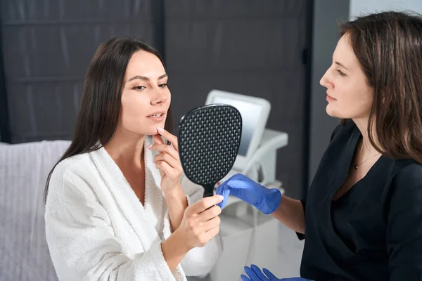 Doctor Standing Next Lady Spa Client Examining Skin Procedures — Stock Photo, Image