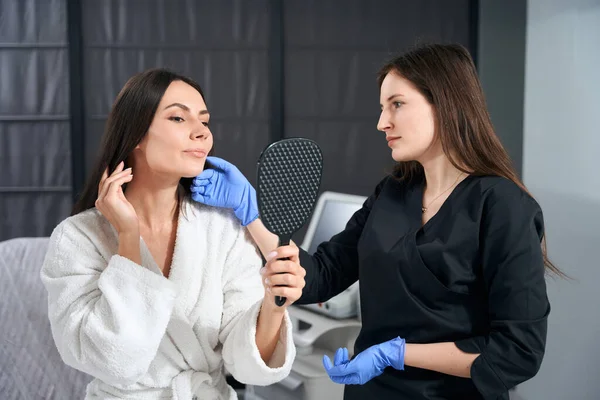 Pretty Lady Siting Bed Next Physician Examining Skin Procedures — Stock Photo, Image