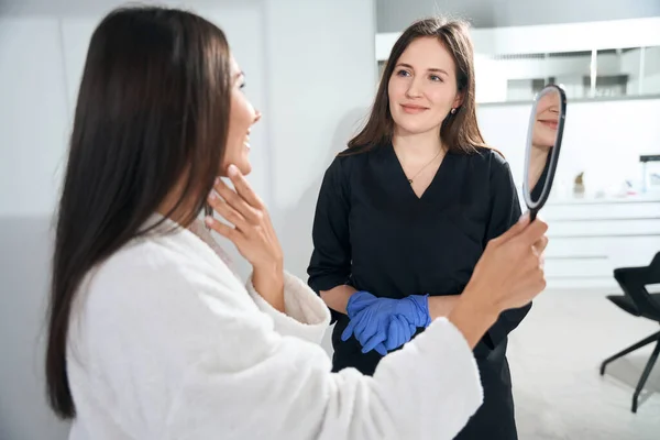 Pretty Woman Siting Bed Next Physician Examining Skin Procedures — Stock Photo, Image