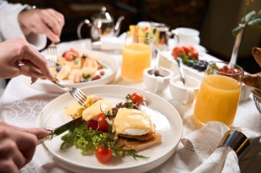 Otel odasında romantik bir kahvaltıda aşık bir çift, eşler Sevgililer Günü 'nü kutluyor.