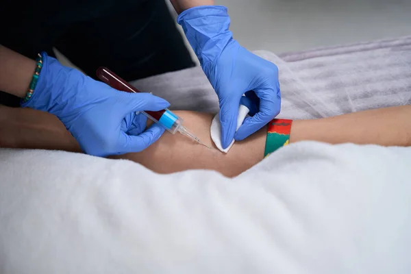 Enfermeira Luvas Proteção Seringa Retenção Para Casaco Tirar Sangue Veia — Fotografia de Stock
