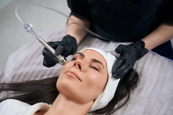 Cosmetologo Guanti Protettivi Seduti Vicino Bella Donna Facendo Procedura Electroporation — Foto Stock