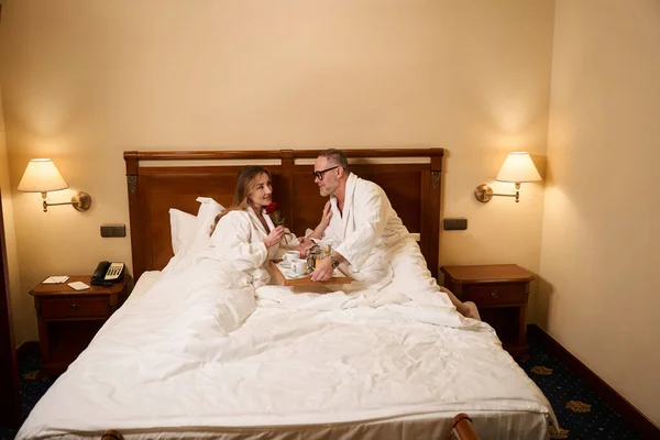랑하는 여자에게 침대에서 커피를 대접하는 부부는 침대에 — 스톡 사진