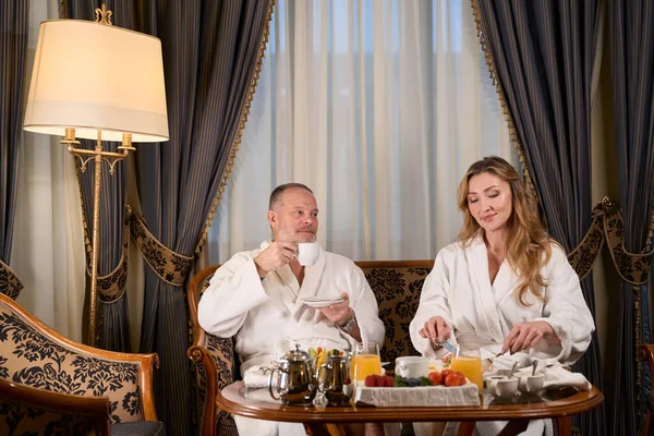 結婚式のカップルはホテルの部屋で朝食でかわいいチャット 配偶者は結婚記念日を祝う — ストック写真