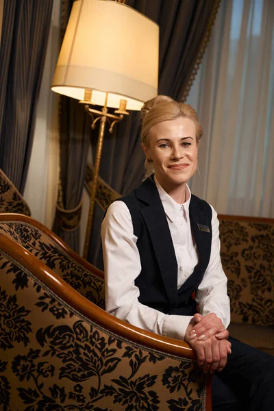 Young Hotel Service Employee Sits Luxurious Chair Window Woman Uniform — Stock Photo, Image