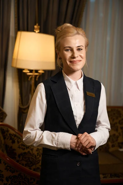 Όμορφη Γυναίκα Διευθυντής Ξενοδοχείου Στέκεται Ένα Δωμάτιο Ένα Πολυτελές Εσωτερικό — Φωτογραφία Αρχείου