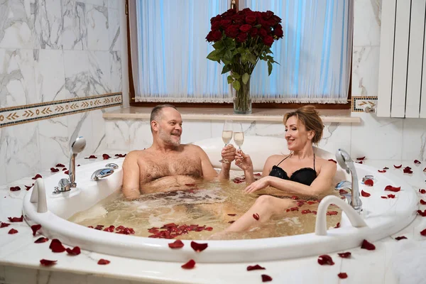 Yetişkin Çift Birlikte Gül Yapraklarıyla Banyo Yapar Eşler Şampanya Içer — Stok fotoğraf