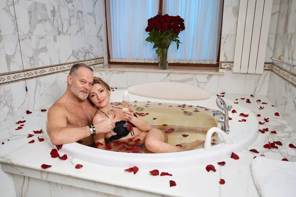 Happy Couple Celebrating Wedding Anniversary Luxury Hotel Couple Luxuriate Bath — Stock Photo, Image