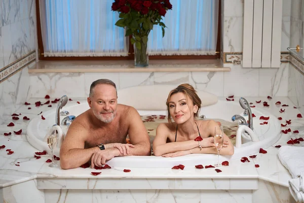 Happy Spouses Celebrating Wedding Anniversary Couple Basking Bath Rose Petals — Stock Photo, Image