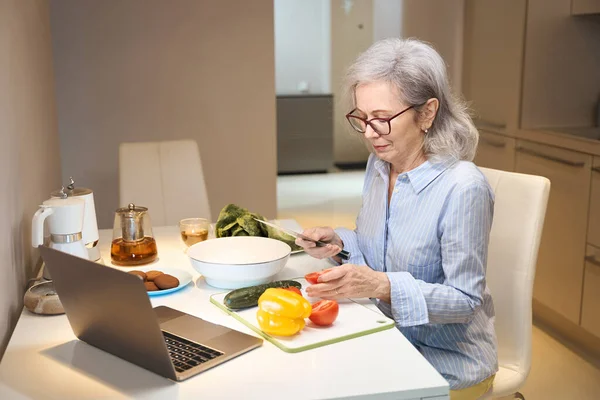 Gray Haired Woman Glasses Cuts Vegetables Healthy Salad Front Her — Stock Photo, Image
