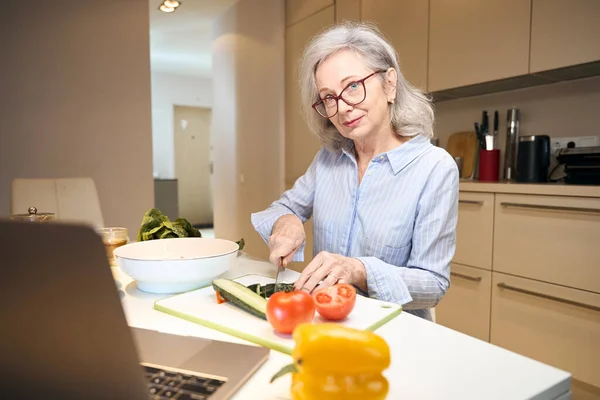 Elderly Woman Glasses Prepares Healthy Vegetable Salad Front Her Kitchen — Stock Photo, Image