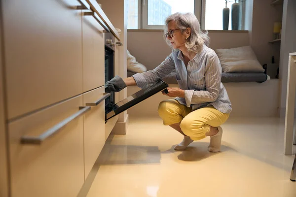 Rentnerin Backt Ihrer Freizeit Hause Der Küche Holt Deko Aus — Stockfoto