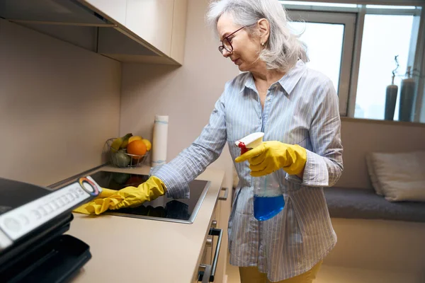 Actieve Slanke Oma Wast Keuken Gadgets Met Een Zachte Doek — Stockfoto
