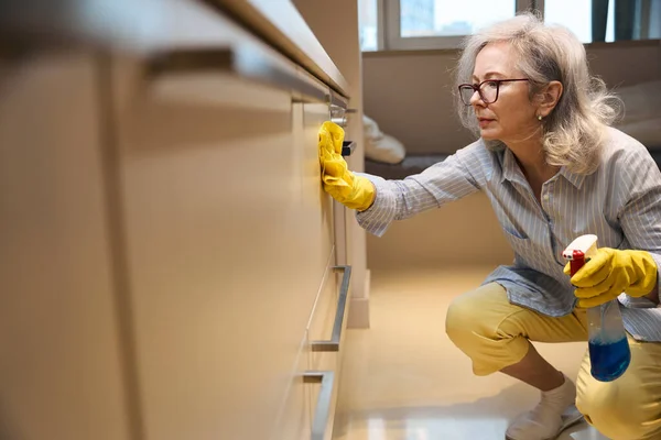 Niedliche Schlanke Großmutter Wäscht Küchenoberflächen Hockend Sie Arbeitet Schutzhandschuhen — Stockfoto
