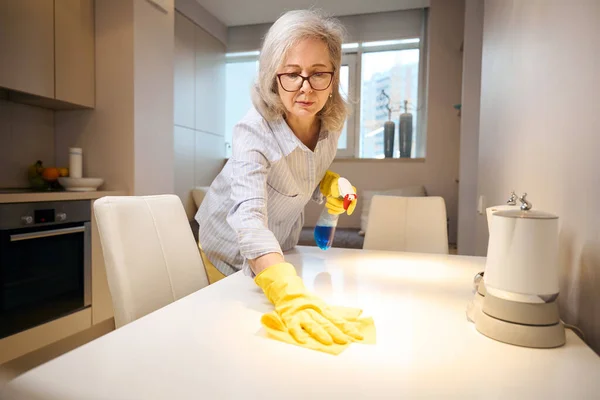 Nette Oudere Dame Wast Keuken Oppervlakken Haar Gemak Werkt Beschermende — Stockfoto