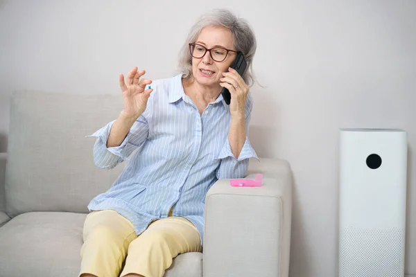 Pensionista Sostiene Una Píldora Sus Manos Habla Por Teléfono Ella —  Fotos de Stock