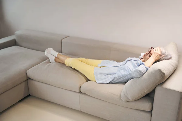 Wanita Tua Yang Sakit Berbaring Sofa Dia Sakit Kepala — Stok Foto