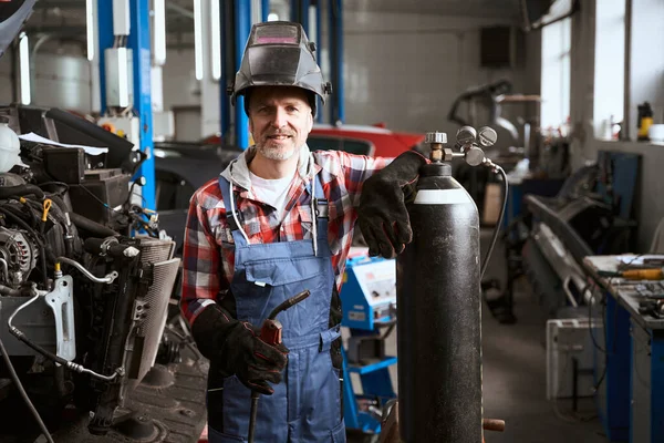 Employee Car Repair Shop Stands Workshop Welding Machine Man Leaned — Stock Photo, Image