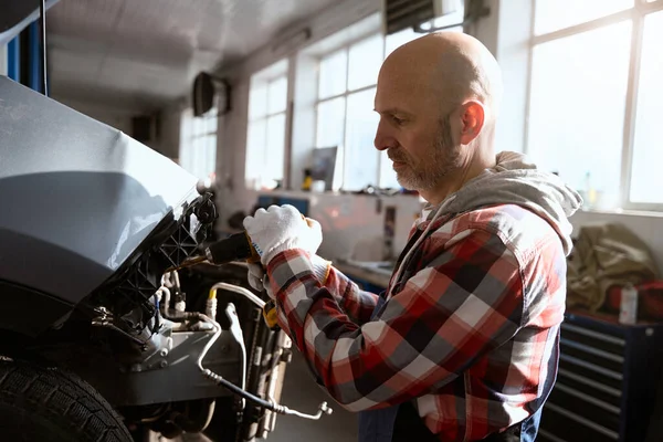 Car Repairman Works Modern Auto Repair Shop Man Comfortable Work — Stock Photo, Image