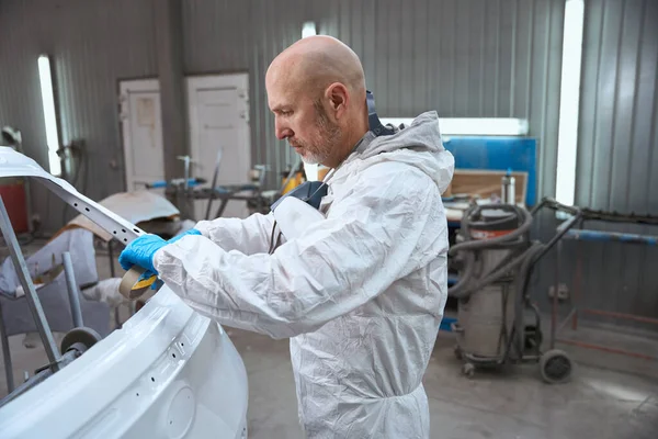 Master Paint Shop Prepares Part Car Body Work Man Bald — Stock Photo, Image