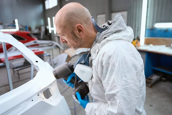 Auto Repair Shop Worker Using Aerosol Sprayer Paint Car Body — Stock Photo, Image