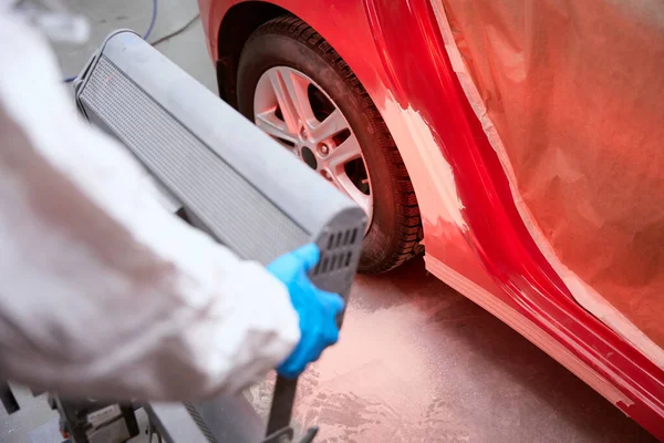 Reparador Usa Secagem Infravermelha Lugares Preparados Oficina Reparação Carro Vermelho — Fotografia de Stock