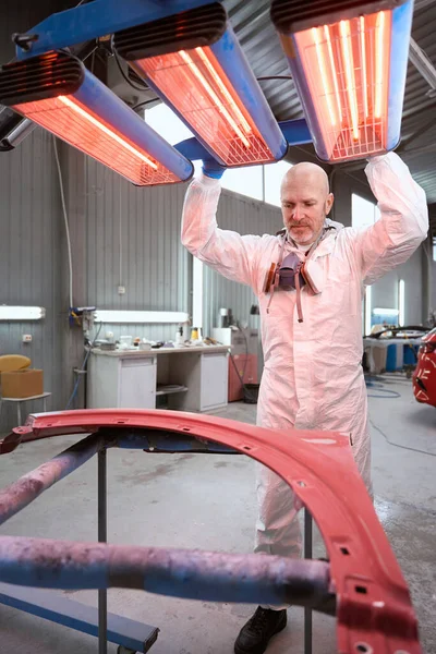Man Repair Shop Uses Paint Selection Lantern Repair Car Body — Stock Photo, Image