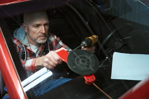 Experienced Repairman Makes Windshield Replacement Car Has Special Working Tools — Stock Photo, Image