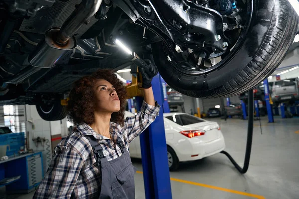 Mestre Realiza Manutenção Serviço Carro Oficina Reparação Automóveis Uma Mulher — Fotografia de Stock