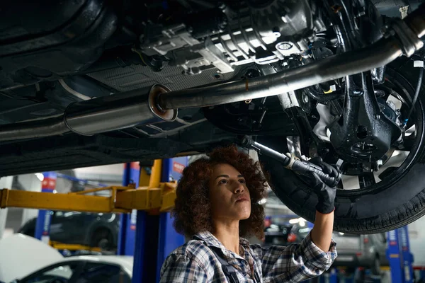Junge Mechanikerin Inspiziert Auto Von Unten Eine Frau Benutzt Spezialwerkzeug — Stockfoto