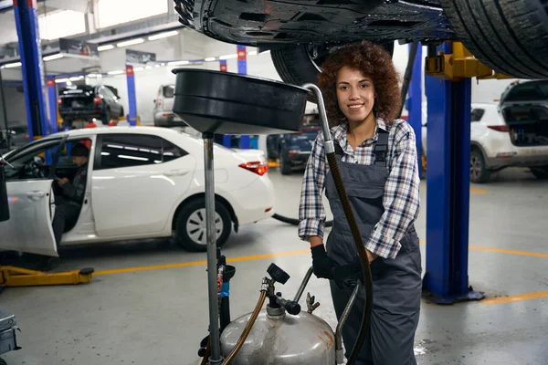 Jovem Trabalhador Reparação Automóveis Com Reservatório Especial Para Drenagem Fluido — Fotografia de Stock