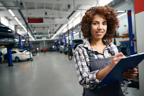 Woman Auto Mechanic Repair Shop Fills Out Paperwork She Has — Stock Photo, Image