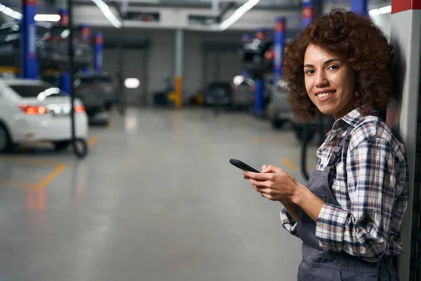 Curly Pretty Multiracial Woman Holding Mobile Phone Hands Repairwoman Plaid — Stock Photo, Image