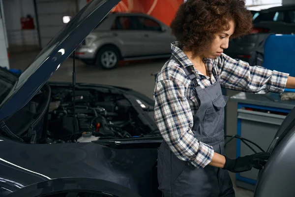 Curly Multirracial Auto Reparador Verifica Carro Condicionado Mulher Usa Carro — Fotografia de Stock