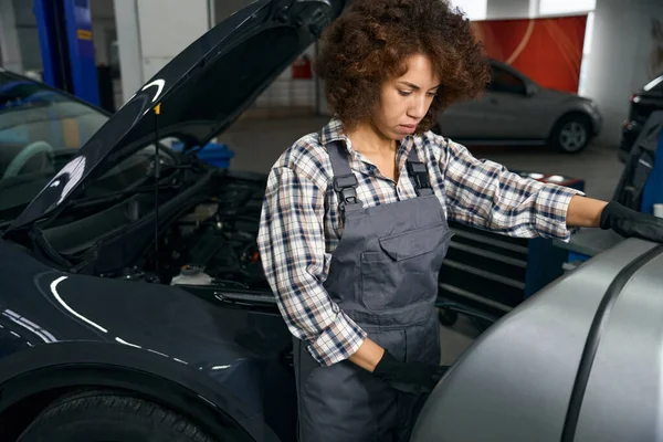 Young Attentive Handyman Checks Car Air Conditioner Woman Uses Car — Stock Photo, Image