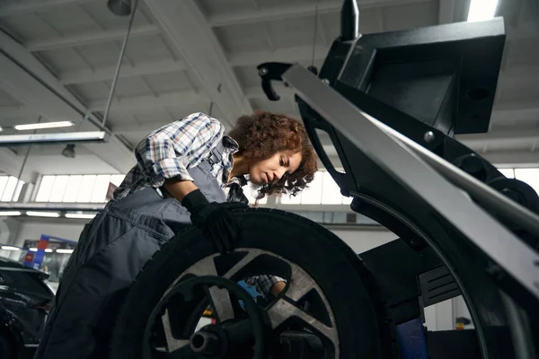 Multiracial Repairwoman Working Car Wheel Special Equipment Auto Repair Shop — Stock Photo, Image