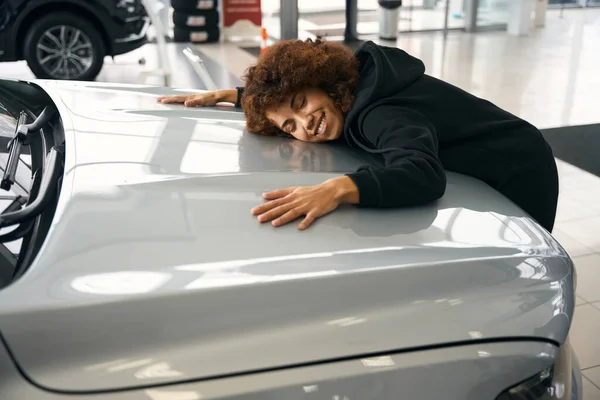 Mulher Multirracial Feliz Abraçando Capô Carro Novo Carro Vendido Salão — Fotografia de Stock